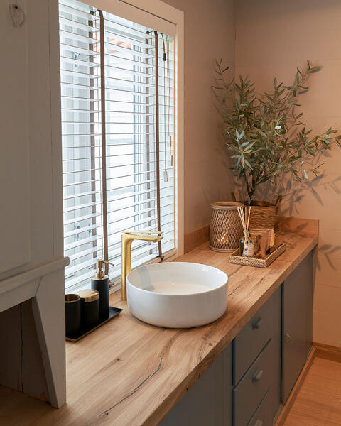 Gio baderomsserie fra Halvor Bakke i matt sort og gull metall tar seg godt ut på det nye badet som ble pusset opp. Å samle baderomstilbehøret på et vakkert fat er ikke bare en praktisk løsning, men skaper også en helhetlig og gjennomført atmosfære på badet. 